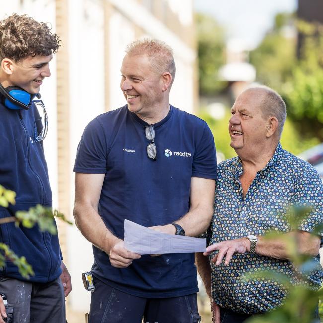 raedts medewerker onderhoud bij woning met bewoner